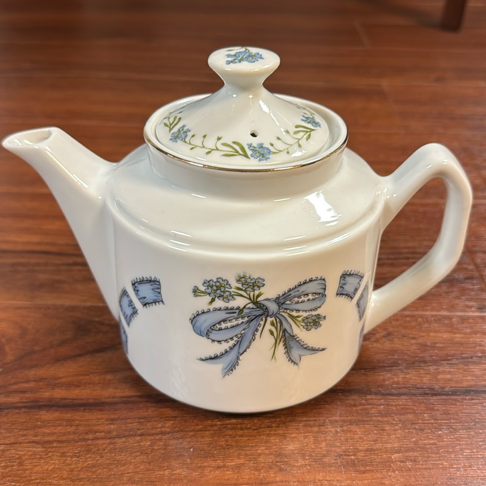 ENESCO MARY MUGG
FORGET-ME-NOTS AND RIBBONS TEAPOT 32 OZ GOLD TRIM BLUE FLORAL